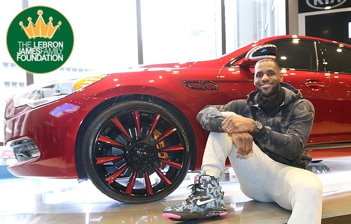 LeBron James e o carro que está sendo leiloado (Foto: Reprodução/Twitter)