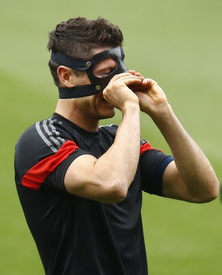 Lewandowski máscara treino Bayern (Foto: Reuters)