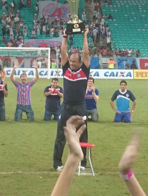 Sérgio Soares levanta a taça no meio de campo (Foto: Eric Luis Carvalho)