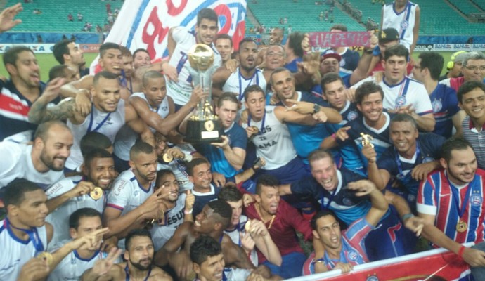 Jogadores festejam o título conquistado neste domingo (Foto: Eric Luis Carvalho)