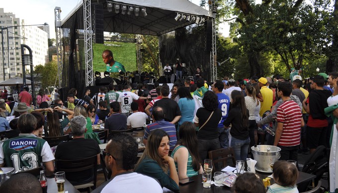 Torcida assistiu ao jogo da final em um telão no centro de Poços de Caldas (MG) (Foto: Lucas Soares / G1)