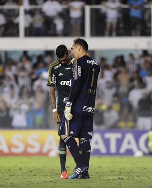 Fernando Prass consola Rafael Marques após pênalti perdido (Foto: Marcos Ribolli)