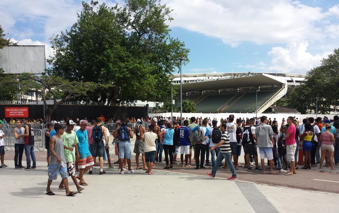 Fila Vasco (Foto: Sofia Miranda/ GloboEsporte.com)