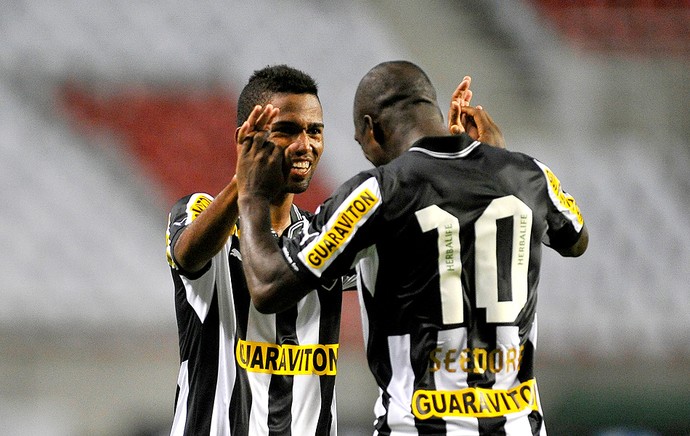 Seedorf e Cidinho comemoram gol do Botafogo contra o Resende (Foto: Fernando Soutello / Agif)