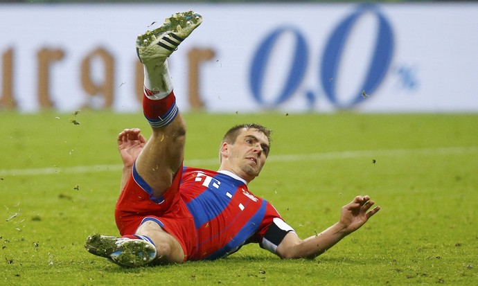 Lahm pênalti Bayern de Munique x Borussia Dortmund (Foto: Reuters)