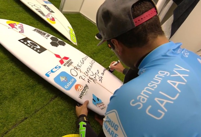 Mineirinho homenagem Ricardinho anjo da guarda surfe (Foto: Reprodução/WSL)