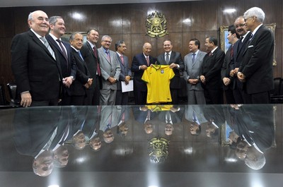 Presidente da CBF, Marco Polo Del Nero, se encontra com presidente do Senado, Renan Calheiros (Foto: Jane de Araújo / Agência Senado)