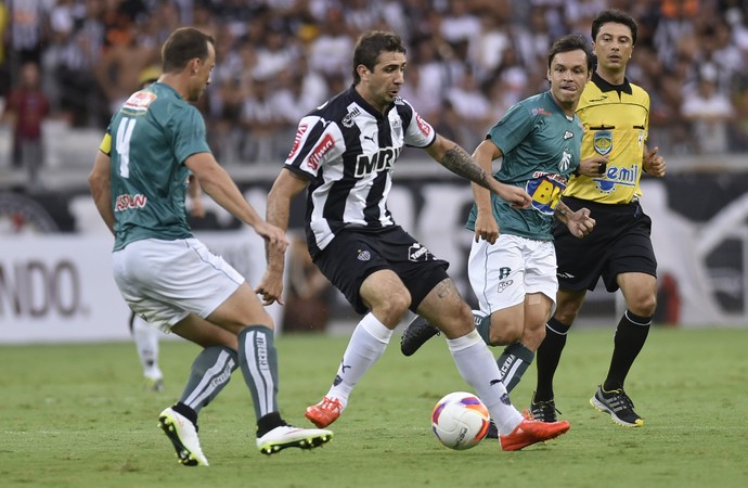 Lucas Pratto disputa bola na partida entre Caldense e Atlético-MG (Foto: Douglas Magno)