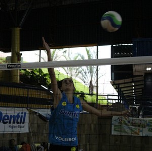 Luana Rezende, ponteira da categoria de base do Praia Clube em Uberlândia (Foto: Divulgação/Assessoria Praia Clube)