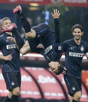 Hernanes comemoração, Inter de Milão x Roma (Foto: Agência AP)