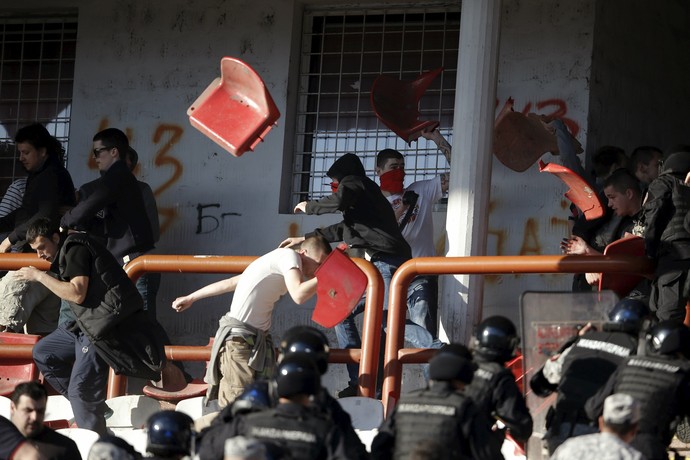 Confusão Estrela Vermelha x Belgrado (Foto: Reuters)