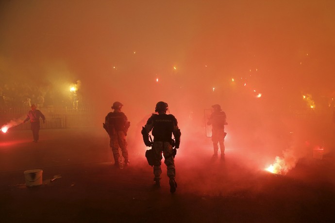 Confusão Estrela Vermelha x Belgrado (Foto: Reuters)