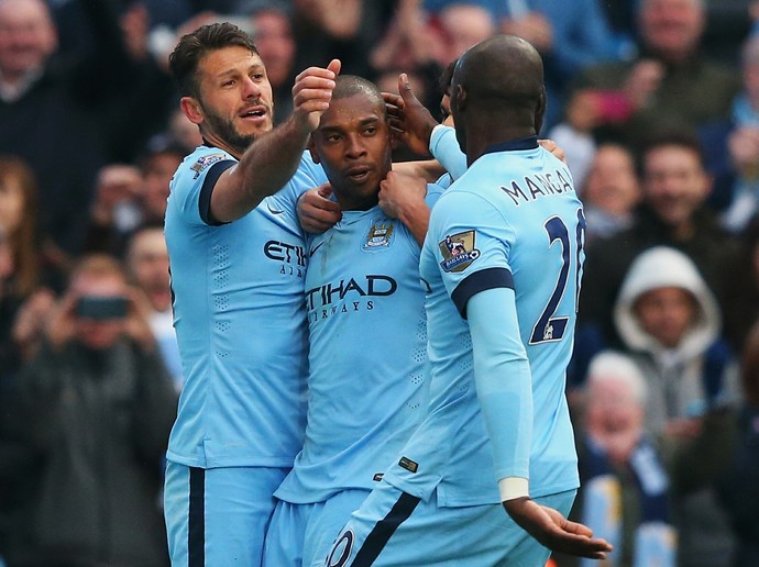 Fernandinho Manchester City Aston Villa (Foto: AFP)