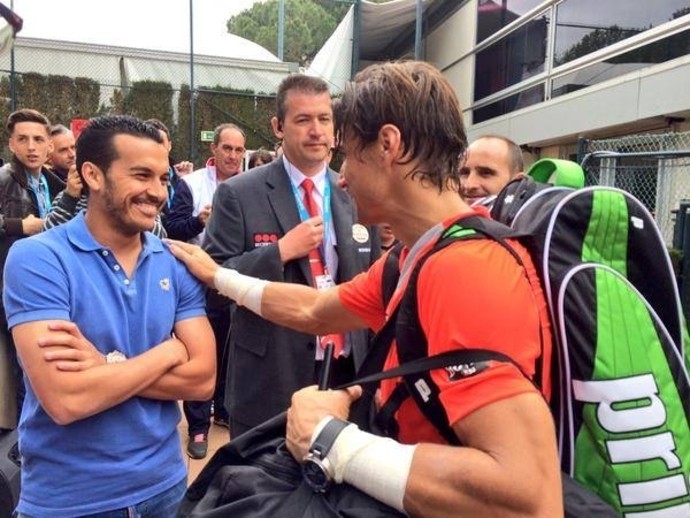 Ferrer cumprimenta Pedro, do Barcelona (Foto: Reprodução / Facebook)