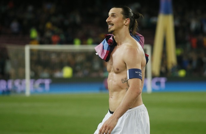 Ibrahimovic com a camisa de Neymar Barcelona x PSG (Foto: Reuters)