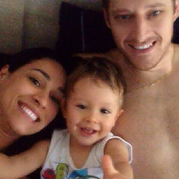 Jaqueline posa com o filho Arthur e o marido Murilo (Foto: Reprodução/Instagram)