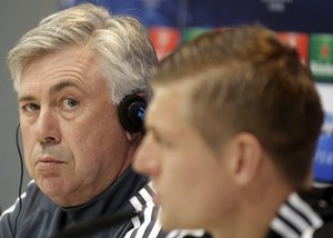 Carlo Ancelotti e Toni Kroos entrevista coletiva Real Madrid Liga dos Campeões (Foto: Andreas Comas/REUTERS)