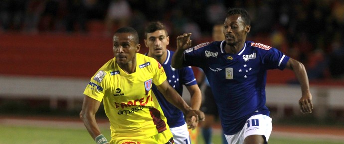 Ballivian e Marquinhos, Cruzeiro x Universitário de Sucre (Foto: EFE)