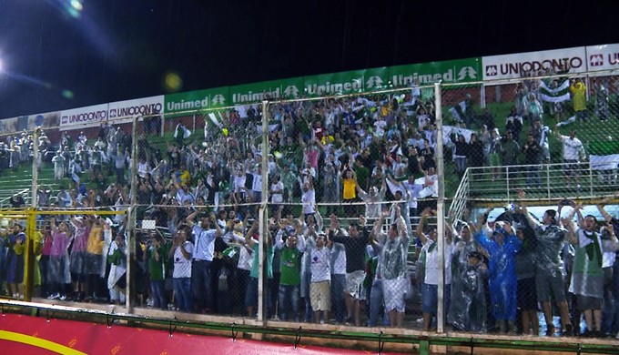 Torcida da Caldense no Estádio Ronaldão 19-04 (Foto: Reprodução EPTV)