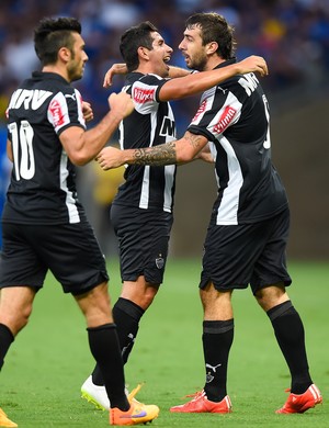 Guilherme e Lucas Pratto atlético-MG gol Cruzeiro semifinal estadual (Foto: Pedro Vilella / Agência Estado)