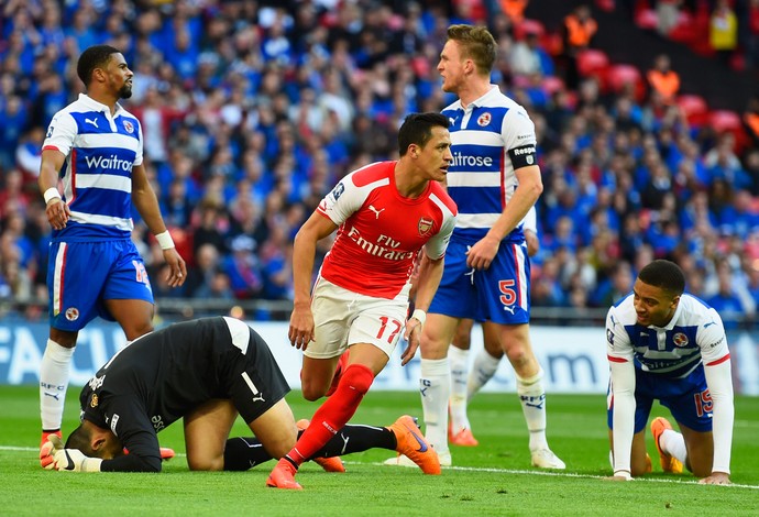 Alexis Sánchez comemora após fazer um gol sobre o Reading (Foto: Getty Images)