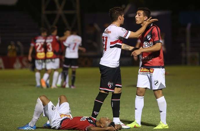 Após dar dura em Graví no chão, Pato discute com jogador do Danubio (Foto: Rubens Chiri/saopaulofc.net)