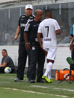 Robinho sai de campo reclamando de lesão (Foto: Mauricio de Souza / Estadão Conteúdo)