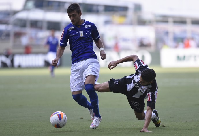 Josué e De Arrascaeta em disputa de bola no clássico (Foto: Douglas Magno)