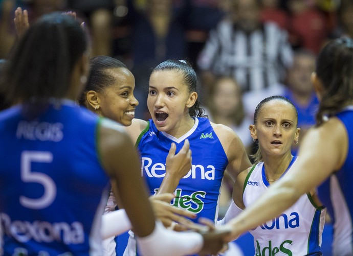 Fabi comemora mais um ponto na vitória do Rio de Janeiro sobre o Minas (Foto: Márcio Rodrigues/MPIX  )