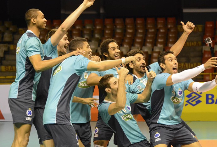 treino cruzeiro vôlei selfie final superliga (Foto: Alexandre Arruda)