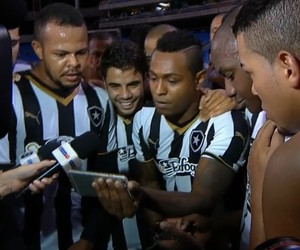 Jogadores do Botafogo assistem jogo do Fla (Foto: Reprodução SporTV)