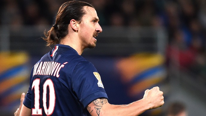 Ibrahimovic comemora gol do PSG contra o Saint-Étienne (Foto: Agência AFP )