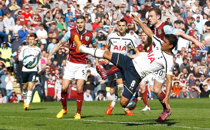 Paulinho, Burnley x tottenham (Foto: Reuters)