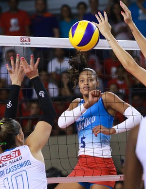 Adenízia encaixou nove bloqueios na vitória do Osasco contra o Sesi (Foto: João Pires/Fotojump)