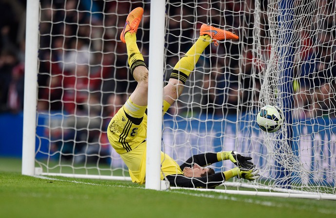 Gol Charlie Adam, Courtois, Chelsea x Stoke City (Foto: Reuters)