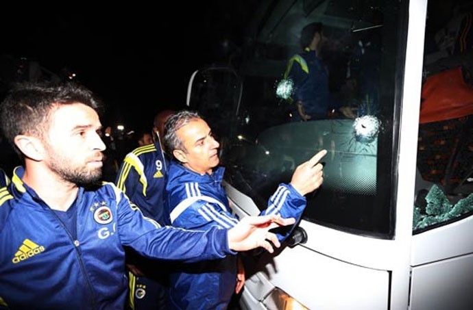 Ataque ônibus Fenerbahce (Foto: Divulgação / Site Oficial)