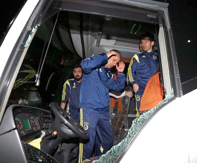 Ataque ônibus Fenerbahce (Foto: Divulgação / Site Oficial)