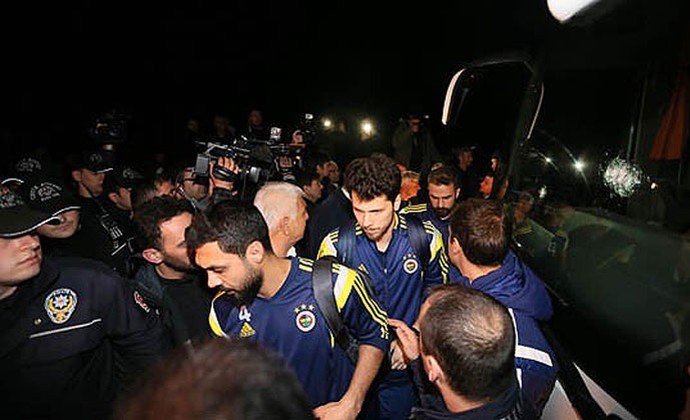 Ataque ônibus Fenerbahce (Foto: Divulgação / Site Oficial)