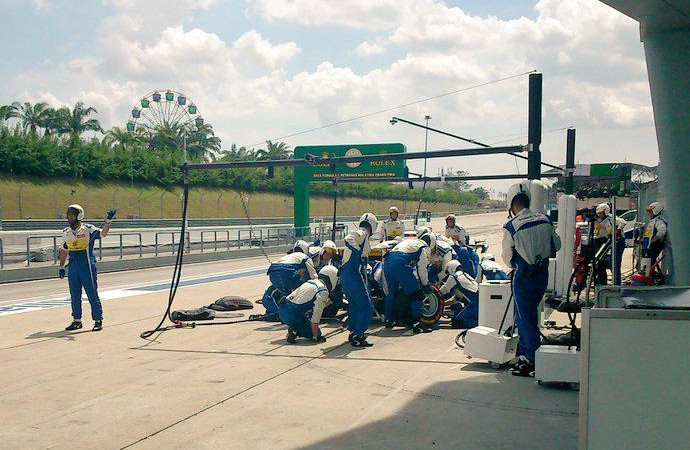 Mecânicos da Sauber trocam asa dianteira de Felipe Nasr no GP da Malásia (Foto: Divulgação)