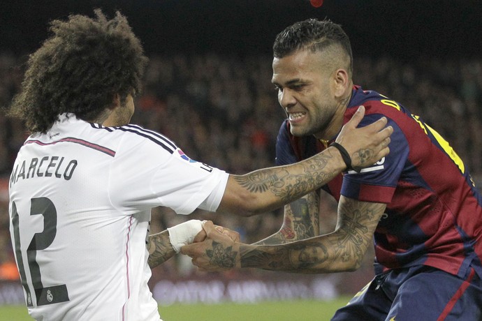 Marcelo e Daniel Alves Barcelona x Real Madrid (Foto: AP)