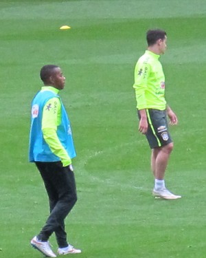 Robinho e Coutinho, treino da Seleção Brasileira (Foto: Richard Souza)