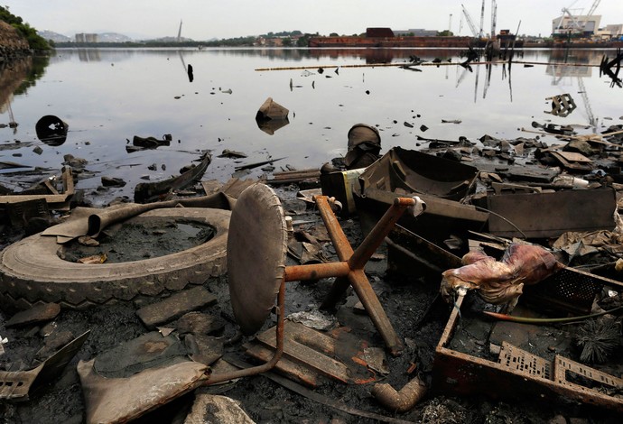 Poluição Baía de Guanabara (Foto: AP)