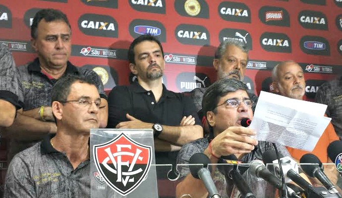 Carlos Falcão, presidente do Vitória, em pronunciamento após queda do time para a Segunda Divisão (Foto: Thiago Pereira)