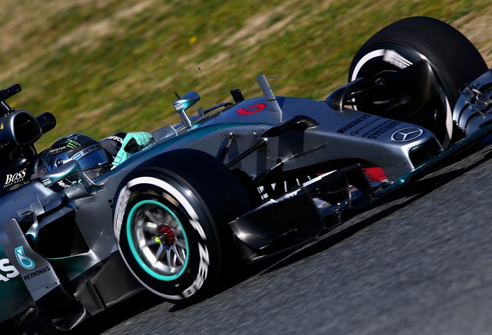 Nico Rosberg deu mostra do poderio da Mercedes ao fazer segundo melhor tempo com pneus médios (Foto: Getty Images)