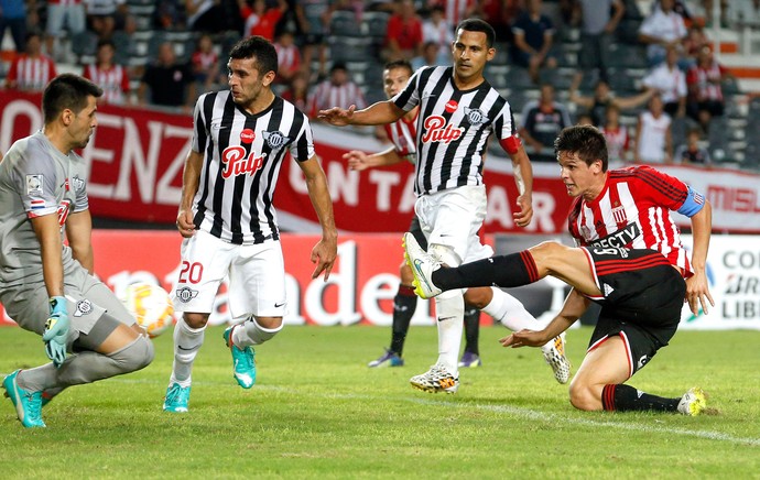 Carrillo comemora gol do Estudiantes contra o Libertad (Foto: Agência Reutes)