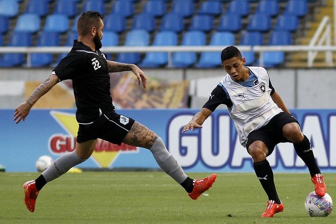 Tomas Bastos em jogo-treino pelo Botafogo (Foto: Vitor Silva / SSPress)