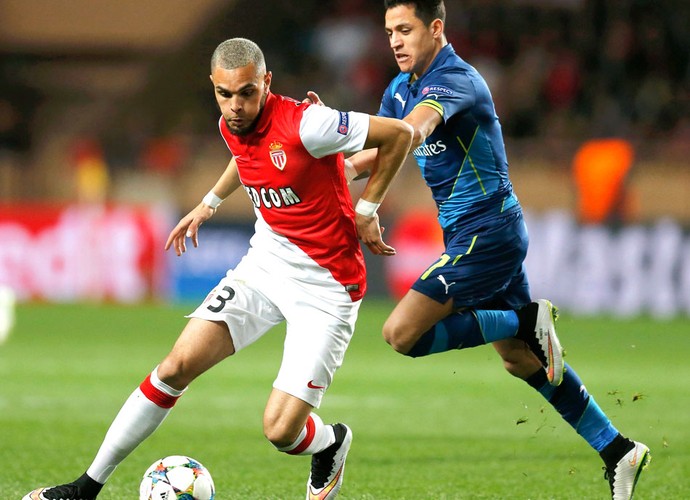 Layvin Kurzawa e Alexis Sanchez, Monaco X Arsenal (Foto: Agência Reutes)