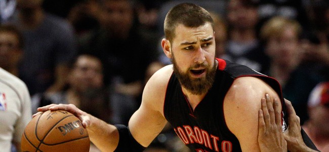 Valanciunas e Tim Duncan, Toronto Raptors x San Antonio Spurs (Foto: Reuters)