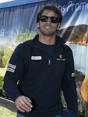 Felipe Nasr chegando ao paddock de Melbourne para seu primeiro treino classificatório na Fórmula 1 - GP da Austrália (Foto: Reuters)