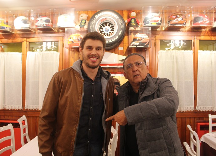 Galvão e Bruninho no restaurante em Modena (Foto: Sidney Garambone)